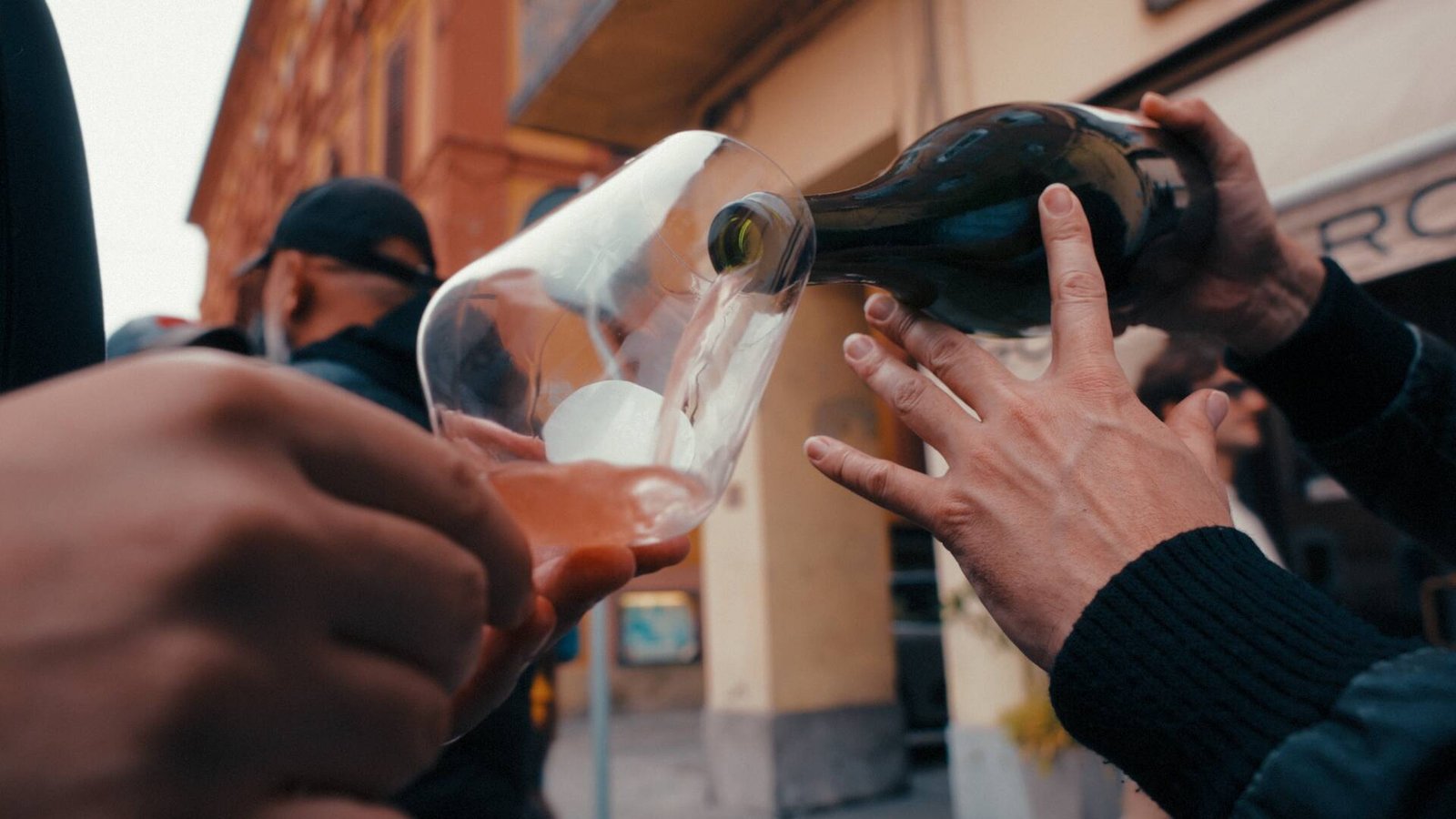 Lambrusco Republic, serie documentaria di Andrea Mignòlo – un calice di sorbara mentre viene versato
